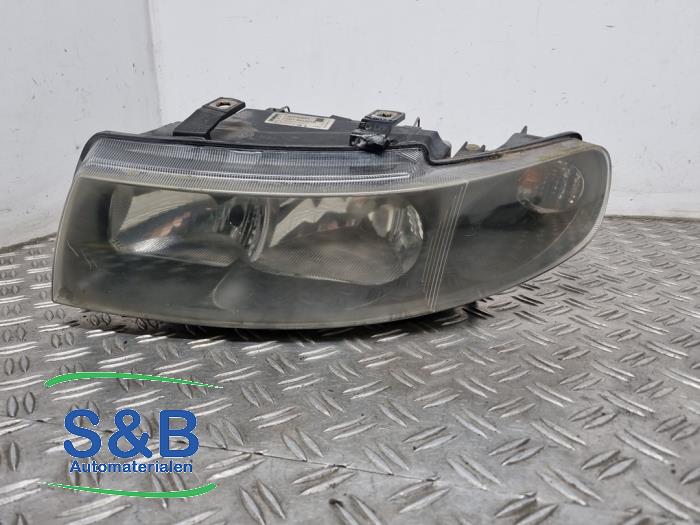 Używane Reflektor lewy Seat Leon (1M1) 1.6 16V Cena € 36,29 Z VAT oferowane przez Schaap & Bron