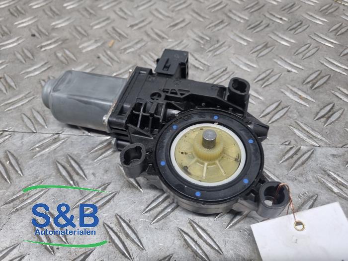 Usados Motor de ventanilla de puerta Skoda Fabia II Combi 1.2 TSI Precio € 39,99 Norma de margen ofrecido por Schaap & Bron