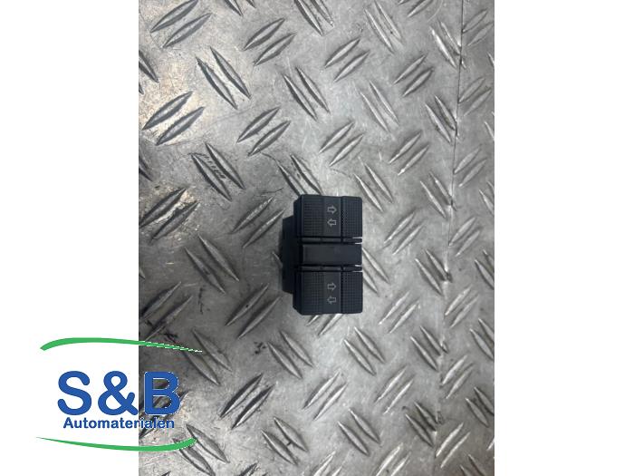 Usados Interruptor de ventanilla eléctrica Volkswagen Golf III Cabrio Restyling (1E7) 1.8 Precio € 10,00 Norma de margen ofrecido por Schaap & Bron