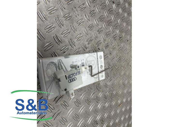 Neue Tankklappe Schalter Audi A4 (B6) 1.8 T 20V Quattro Preis € 16,94 Mit Mehrwertsteuer angeboten von Schaap & Bron