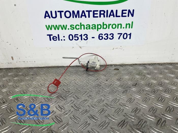 Gebrauchte Tankklappe Schalter Audi A4 (B6) 1.6 Preis € 10,00 Margenregelung angeboten von Schaap & Bron