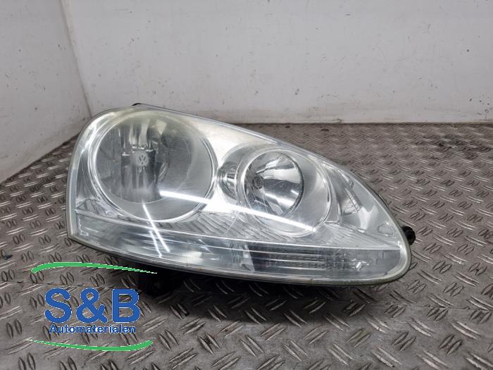 Używane Reflektor prawy Volkswagen Golf V (1K1) 2.0 SDI Cena € 40,00 Procedura marży oferowane przez Schaap & Bron