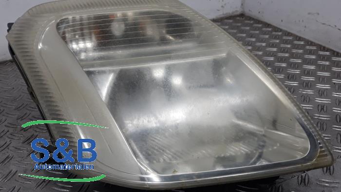 Używane Reflektor prawy Citroen C2 (JM) 1.1 Cena € 30,00 Procedura marży oferowane przez Schaap & Bron
