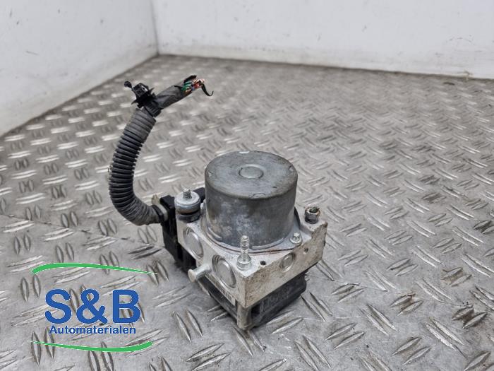 Używane Pompa ABS Toyota Aygo (B10) 1.0 12V VVT-i Cena € 39,99 Procedura marży oferowane przez Schaap & Bron