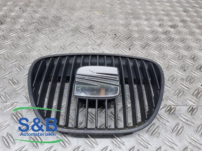 Używane Grill Seat Ibiza III (6L1) 1.4 TDI Cena € 14,99 Procedura marży oferowane przez Schaap & Bron