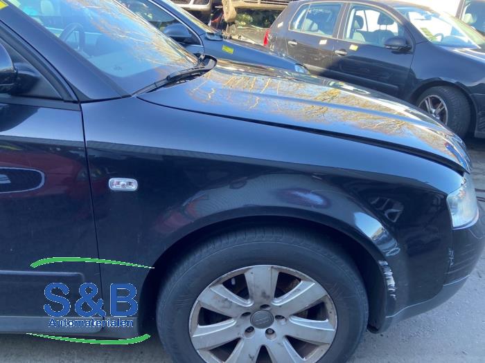 Używane Blotnik prawy przód Audi A4 (B6) 2.4 V6 30V Cena € 39,99 Procedura marży oferowane przez Schaap & Bron