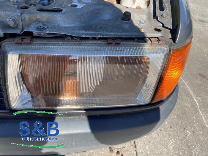 Używane Reflektor lewy Audi 80 (B3) 1.6 Cena € 50,00 Procedura marży oferowane przez Schaap & Bron