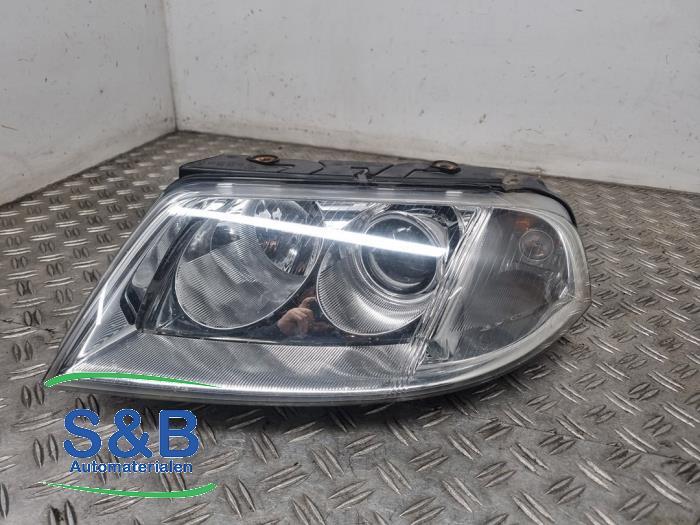 Używane Reflektor lewy Volkswagen Passat Variant (3B6) 1.9 TDI 130 Cena € 39,99 Procedura marży oferowane przez Schaap & Bron
