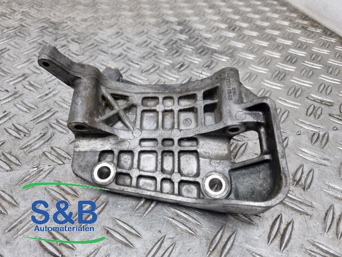 Gebrauchte Dynamostütze oben Volkswagen Touareg (7PA/PH) 3.0 TDI V6 24V BlueMotion Technology DPF Preis € 27,50 Margenregelung angeboten von Schaap & Bron