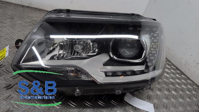 Używane Reflektor lewy Volkswagen Transporter T5 2.0 BiTDI DRF Cena € 349,99 Procedura marży oferowane przez Schaap & Bron