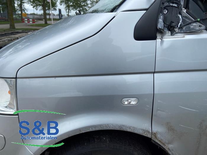 Używane Ekran lewy przód Volkswagen Transporter T5 2.5 TDi Cena € 45,00 Procedura marży oferowane przez Schaap & Bron