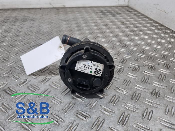 Begagnade Extra vattenpump Opel Ampera 1.4 16V Pris € 24,99 Marginaltabell erbjuds av Schaap & Bron