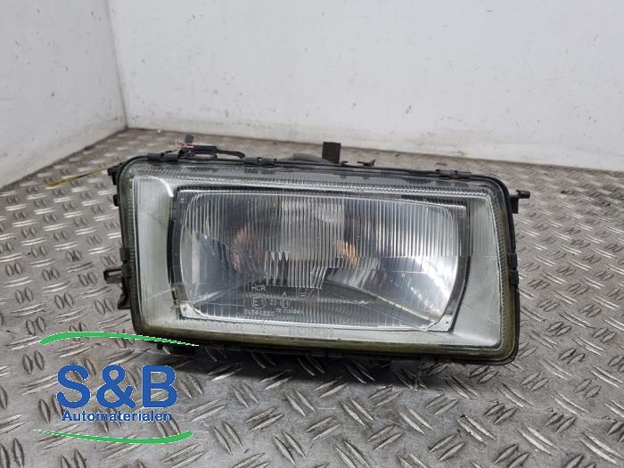 Używane Reflektor prawy Audi 80 (B3) 1.6 Cena € 34,99 Procedura marży oferowane przez Schaap & Bron
