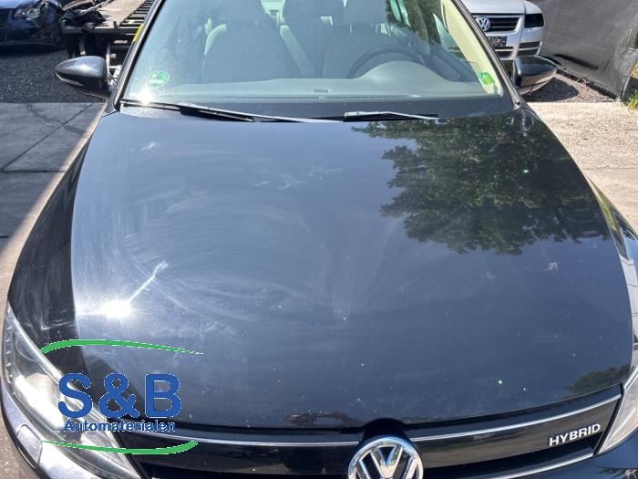 Używane Maska Volkswagen Jetta IV (162/16A) 1.4 TSI Hybrid 16V Cena € 225,00 Procedura marży oferowane przez Schaap & Bron