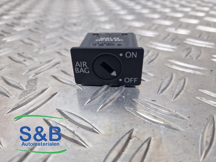 Passenger airbag on off switch