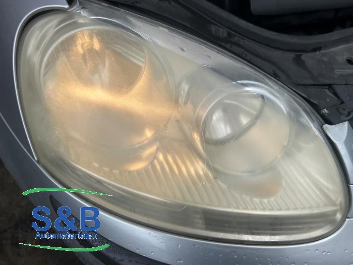Używane Reflektor prawy Volkswagen Golf V (1K1) 1.4 16V Cena € 30,00 Procedura marży oferowane przez Schaap & Bron