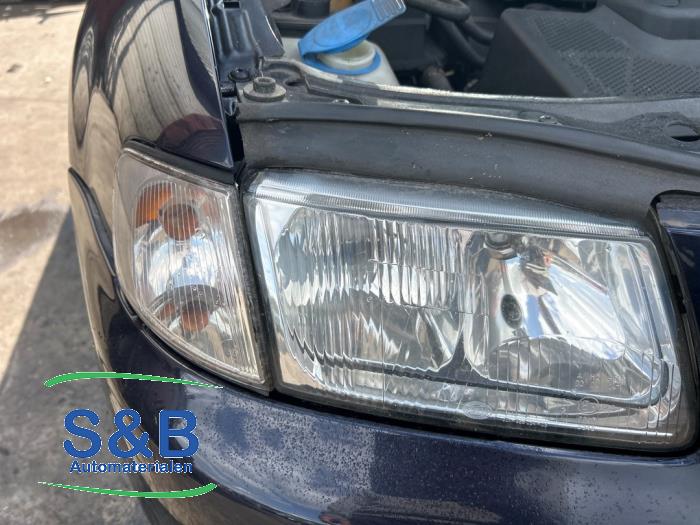 Używane Reflektor prawy Audi A3 (8L1) 1.6 Cena € 25,00 Procedura marży oferowane przez Schaap & Bron