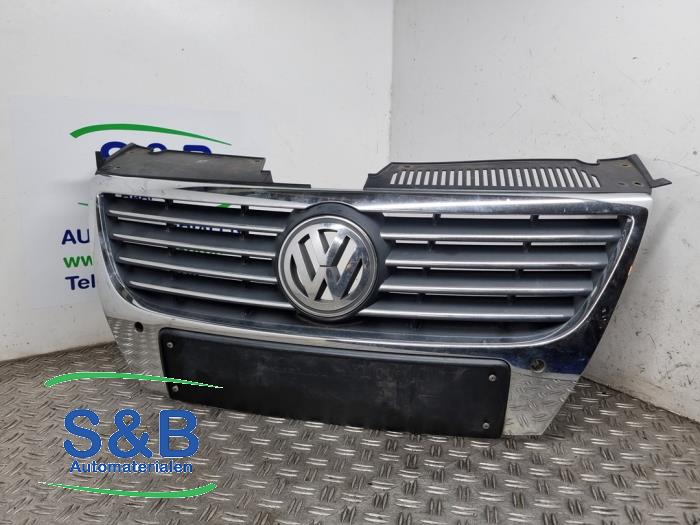 Używane Grill Volkswagen Passat (3C2) 2.0 FSI 16V Cena € 109,99 Procedura marży oferowane przez Schaap & Bron
