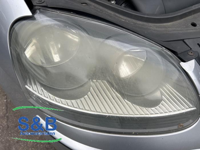 Używane Reflektor prawy Volkswagen Golf V (1K1) 1.9 TDI Cena € 30,00 Procedura marży oferowane przez Schaap & Bron