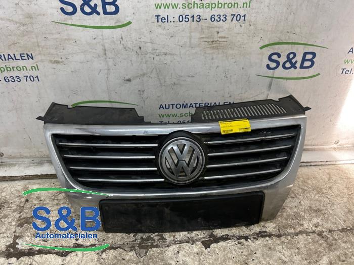 Używane Grill Volkswagen Passat Variant (3C5) 2.0 TDI 140 4Motion Cena € 69,99 Procedura marży oferowane przez Schaap & Bron