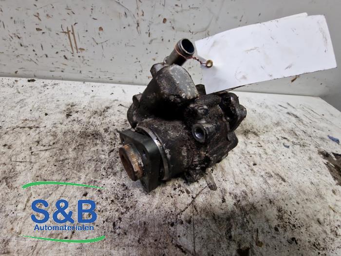 Pompe de direction d'un Audi A4 (B6) 2.4 V6 30V 2002