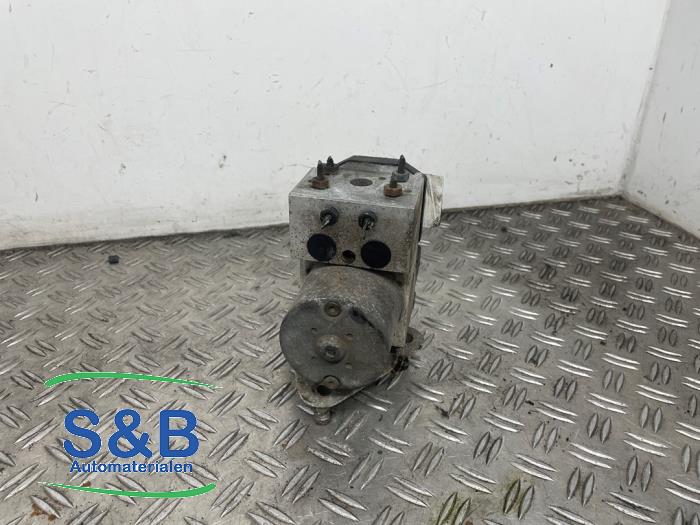 ABS Pumpe van een Volkswagen LT II 2.5 TDi 2002
