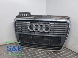 Używane Grill Audi A4 Avant (B7) 1.8 T 20V Cena € 49,99 Procedura marży oferowane przez Schaap & Bron
