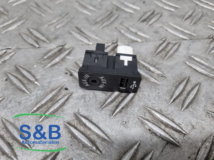 Używane Zlacze AUX/USB Mini Mini Open (R57) 1.6 16V Cooper S Cena € 14,99 Procedura marży oferowane przez Schaap & Bron