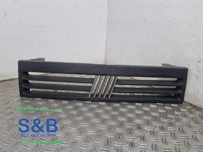 Używane Grill Fiat Panda (141) 1100 IE Cena € 30,00 Procedura marży oferowane przez Schaap & Bron