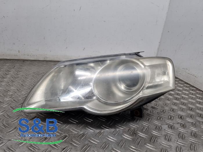 Używane Reflektor lewy Volkswagen Passat (3C2) 2.0 TDI 140 Cena € 59,99 Procedura marży oferowane przez Schaap & Bron