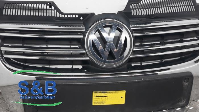 Używane Grill Volkswagen Jetta III (1K2) 1.4 TSI 160 16V Cena € 75,00 Procedura marży oferowane przez Schaap & Bron