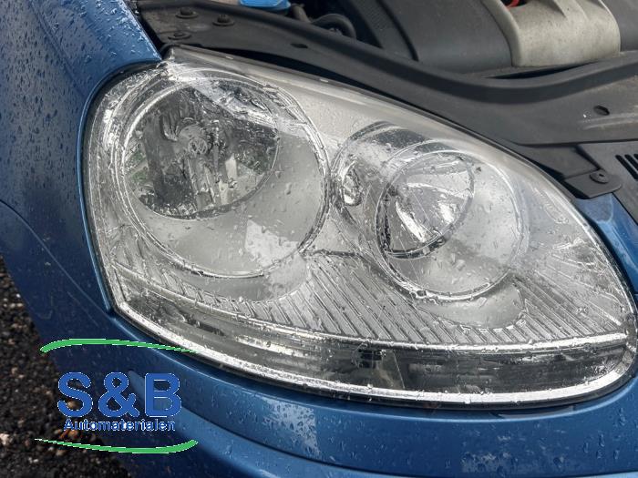 Używane Reflektor prawy Volkswagen Golf V (1K1) 1.6 FSI 16V Cena € 44,99 Procedura marży oferowane przez Schaap & Bron