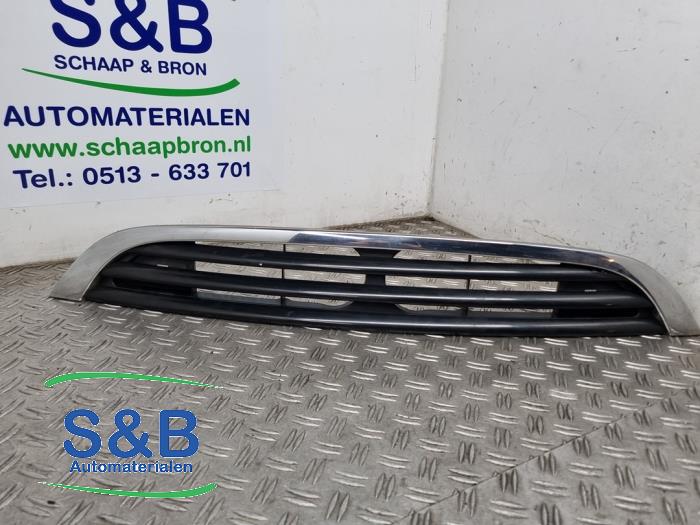 Używane Grill BMW Mini (R50/53) 1.6 16V Cooper Cena € 40,00 Procedura marży oferowane przez Schaap & Bron