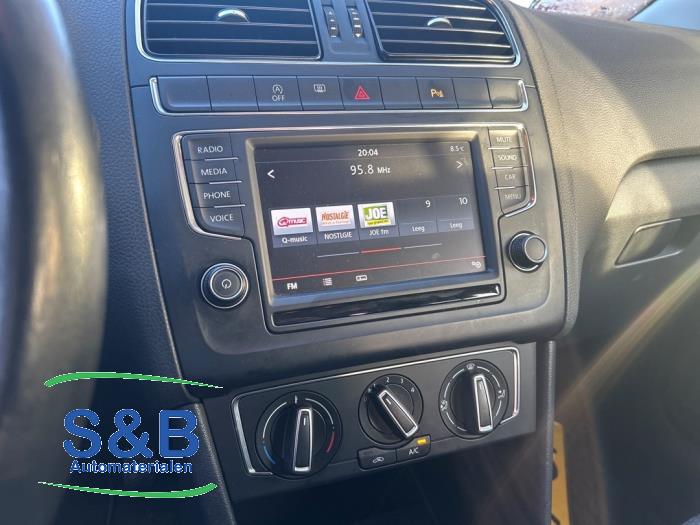 Gebrauchte Radio Volkswagen Polo V (6R) 1.2 TSI 16V BlueMotion Technology Preis € 349,99 Margenregelung angeboten von Schaap & Bron