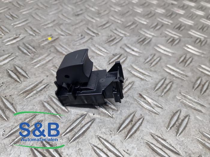 Usados Interruptor de ventanilla eléctrica Toyota C-HR (X1,X5) 2.0 16V Hybrid Precio € 15,00 Norma de margen ofrecido por Schaap & Bron