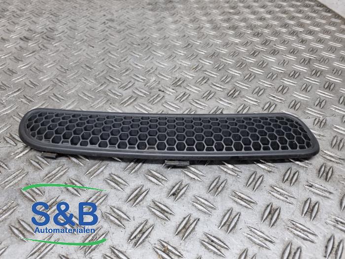 Używane Grill BMW Mini (R50/53) 1.6 16V Cooper Cena € 19,99 Procedura marży oferowane przez Schaap & Bron