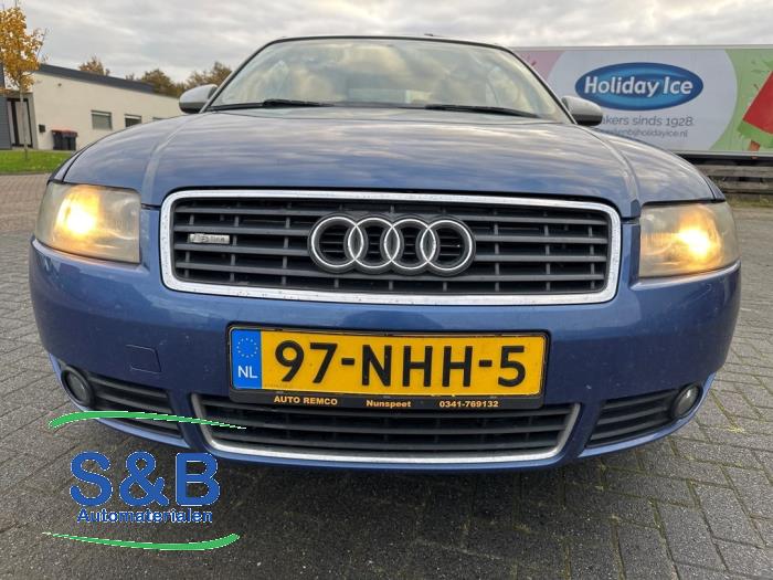 Używane Zderzak przedni Audi A4 Cabriolet (B6) 2.4 V6 30V Cena € 199,99 Procedura marży oferowane przez Schaap & Bron