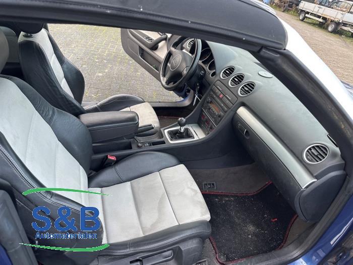Używane Fotel prawy Audi A4 Cabriolet (B6) 2.4 V6 30V Cena € 75,00 Procedura marży oferowane przez Schaap & Bron