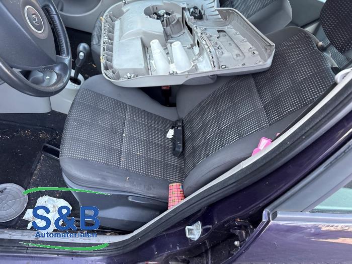Używane Fotel lewy Renault Modus/Grand Modus (JP) 1.6 16V Cena € 50,00 Procedura marży oferowane przez Schaap & Bron