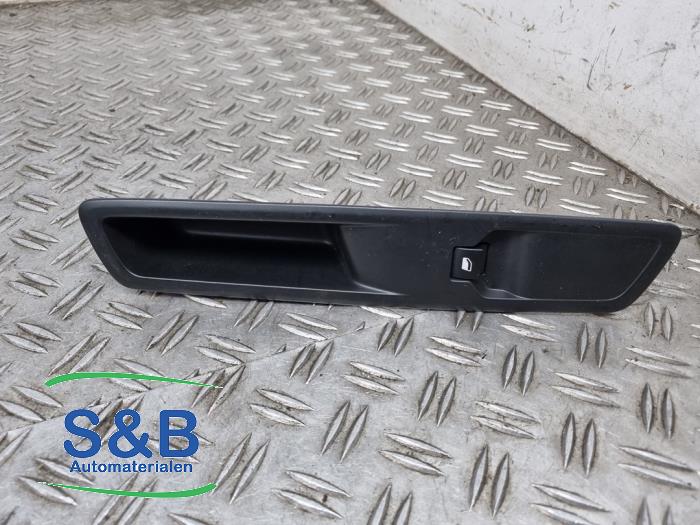 Usados Interruptor de ventanilla eléctrica Citroen Jumpy 1.5 Blue HDi 100 Precio € 14,99 Norma de margen ofrecido por Schaap & Bron