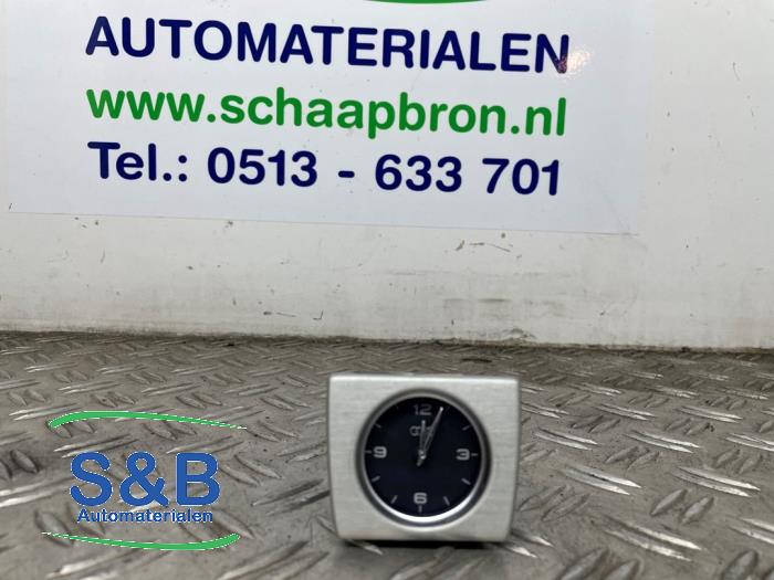 Używane Zegar Audi A8 (D4) 3.0 TDI V6 24V Quattro Cena € 25,00 Procedura marży oferowane przez Schaap & Bron