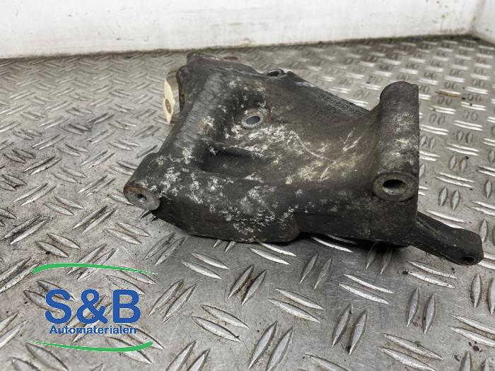 Support dynamo bas d'un Audi Cabrio (B4) 2.3 E 1989