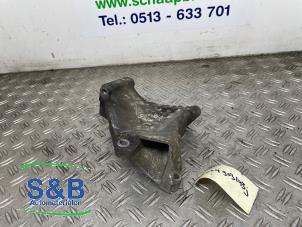 Support dynamo bas d'un Audi Cabrio (B4) 2.3 E 1989