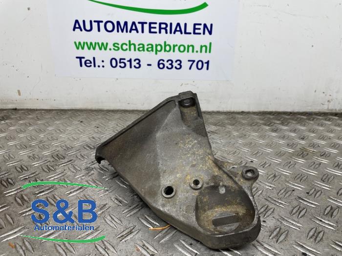 Używane Wspornik silnika Audi 100 Avant (C4) 2.5 TDi Cena € 30,00 Procedura marży oferowane przez Schaap & Bron