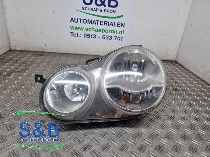 Używane Reflektor lewy Volkswagen Polo IV (9N1/2/3) 1.4 TDI 75 Cena € 19,99 Procedura marży oferowane przez Schaap & Bron