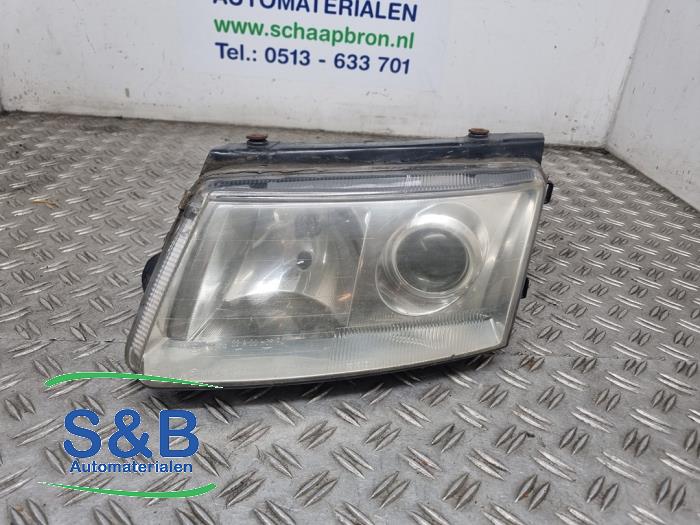 Używane Reflektor lewy Volkswagen Passat Variant (3B5) 1.8 20V Cena € 69,99 Procedura marży oferowane przez Schaap & Bron