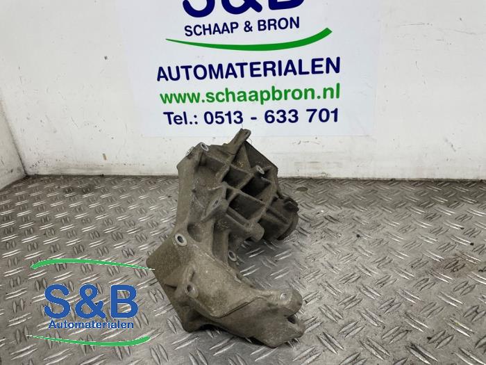 Usagé Support dynamo haut Audi A4 Avant (B5) 1.6 Prix € 35,00 Règlement à la marge proposé par Schaap & Bron