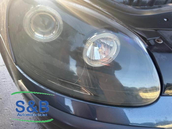 Używane Reflektor prawy Volkswagen Golf V (1K1) 1.4 16V Cena € 30,00 Procedura marży oferowane przez Schaap & Bron