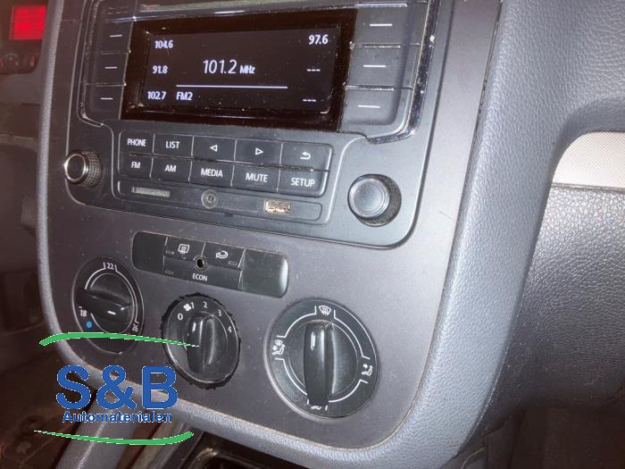 Begagnade Radio Volkswagen Golf V (1K1) 1.4 16V Pris € 50,00 Marginaltabell erbjuds av Schaap & Bron