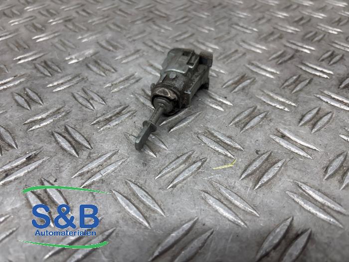 Dörrlåscylinder, vänster från en Volkswagen Golf IV (1J1) 1.4 16V 2002